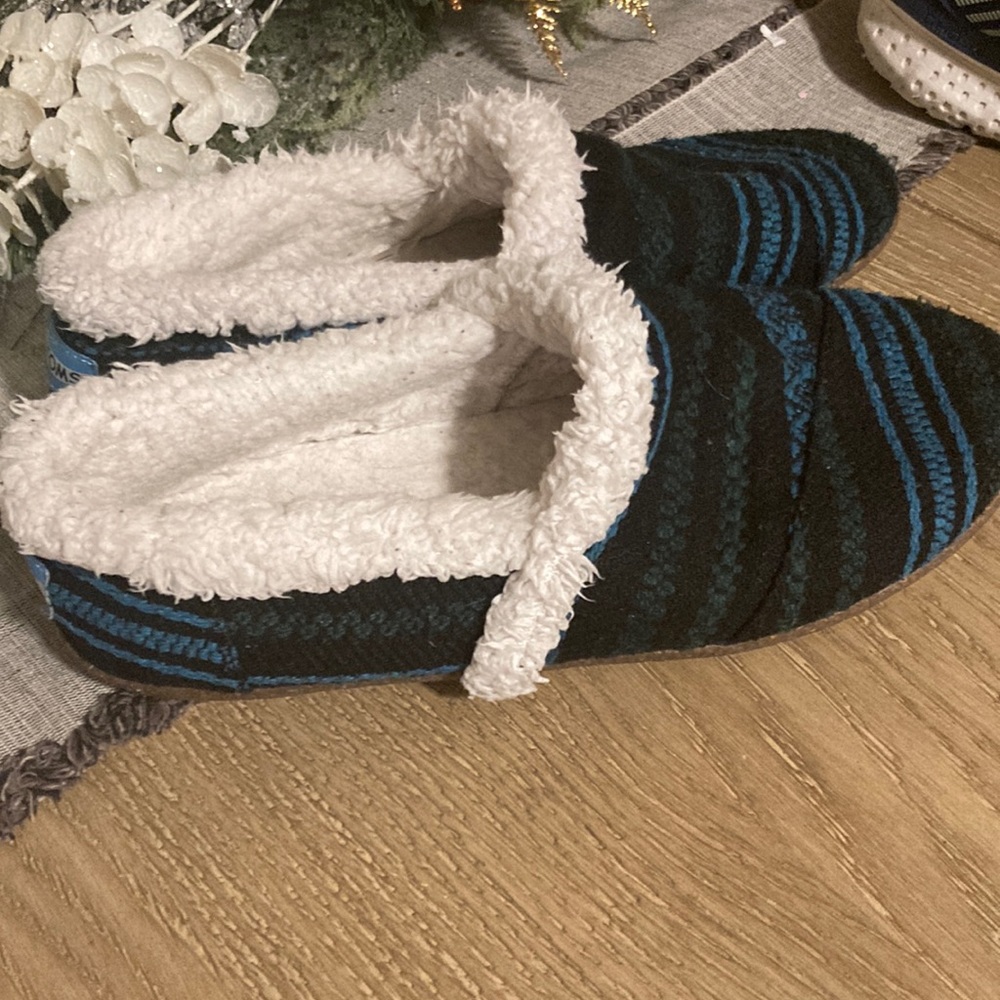 Toms slippers size 10